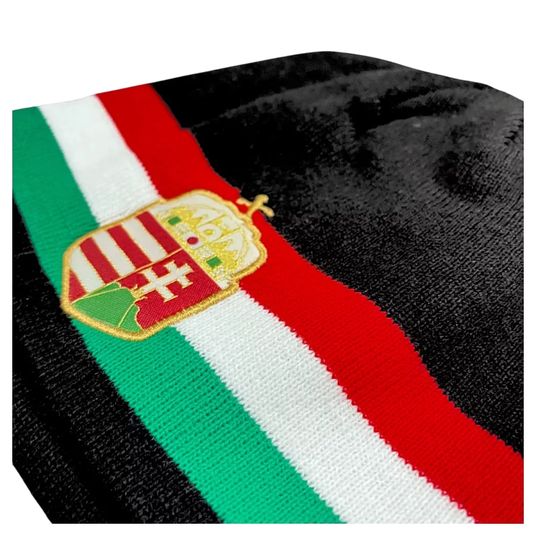 Kép 4/5 - MAGYARORSZÁG  gyerek kötött sapka fekete trikolor címeres